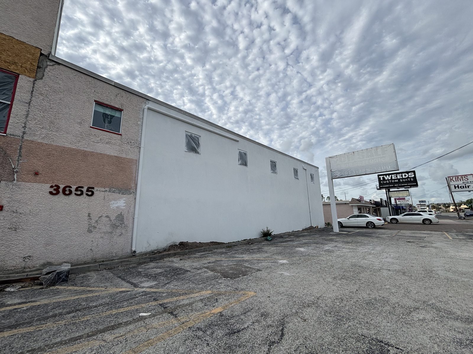 Commercial building repaint completed in the Tampa Bay area